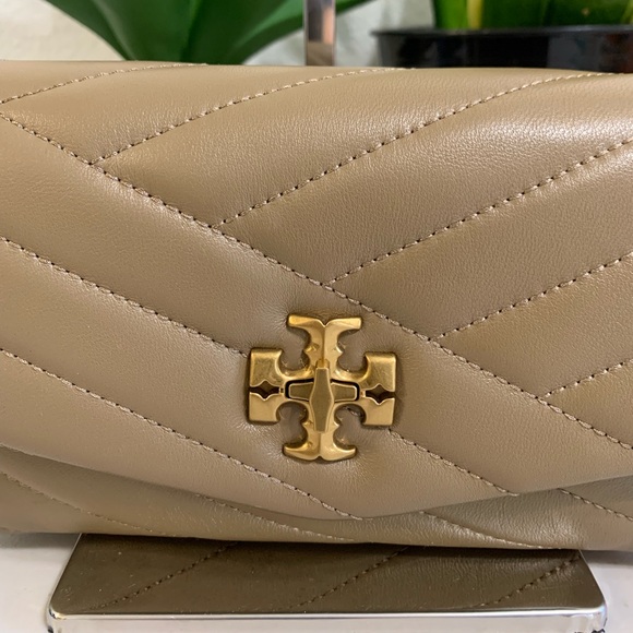 ππ TORY BURCH Kira Chevron Chain Wallet - Picture 7 of 13